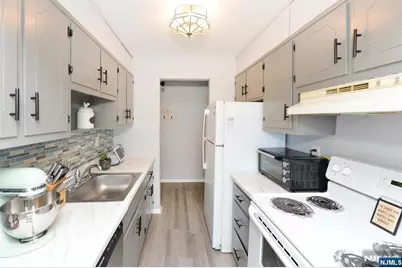 100 Pierson Miller E4 #E4, Pompton Lakes, NJ 07442 - Photo 5