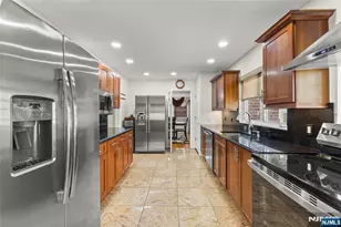 80 Glenwood Ave, Elmwood Park, NJ 07407 - Photo 11