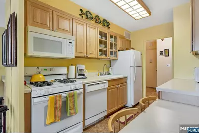 2000 Linwood Avenue 5A #5A, Fort Lee, NJ 07024 - Photo 9