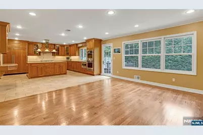 506 Sunderland Road, Teaneck Township, NJ 07666 - Photo 5