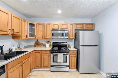 28 Boston Court, Newark, NJ 07103 - Photo 5