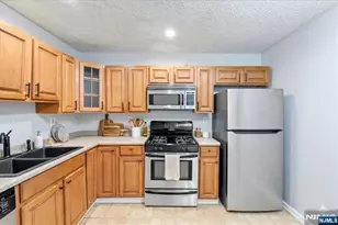 28 Boston Ct, Newark, NJ 07103 - Photo 5