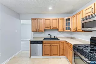 28 Boston Ct, Newark, NJ 07103 - Photo 15