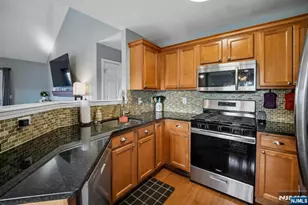 37 Mountainside Dr, Pompton Lakes, NJ 07442 - Photo 5