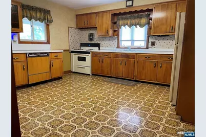 529 Fern Avenue, Lyndhurst Township, NJ 07071 - Photo 5