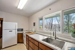 27 Middle Rd, Bloomingdale, NJ 07420 - Photo 15