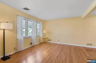 90 Arnot Pl, Paramus, NJ 07652 - Photo 7