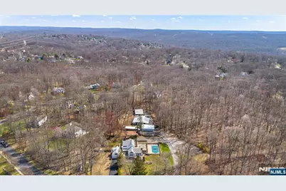 8 Stonehedge Lane, Andover, NJ 07821 - Photo 5
