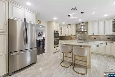 1073 Allessandrini Avenue, New Milford, NJ 07646 - Photo 9