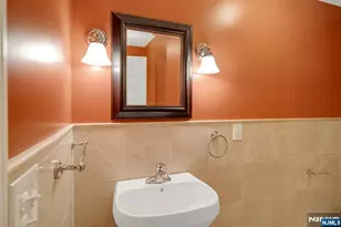 9 Hemlock Dr, Paramus, NJ 07652 - Photo 15