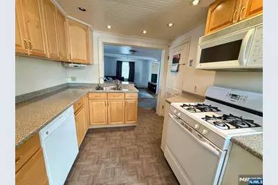 80 Roosevelt Avenue, Bergenfield, NJ 07621 - Photo 9