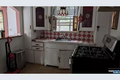 1067 Julia Street, Teaneck Township, NJ 07666 - Photo 5