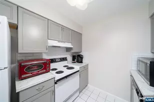651 Riverside Ave B17, Lyndhurst Township, NJ 07071 - Photo 5