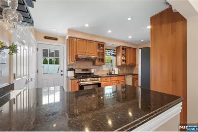 36 Burlington Road, Clifton, NJ 07012 - Photo 9