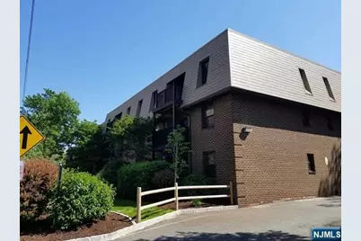 570 North Avenue F #F, Fort Lee, NJ 07024 - Photo 3