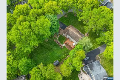 102 Robertson Drive, Wyckoff Township, NJ 07481 - Photo 25