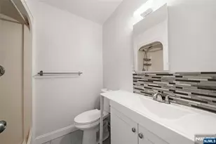 161 Roosevelt Pl, Palisades Park, NJ 07650 - Photo 15