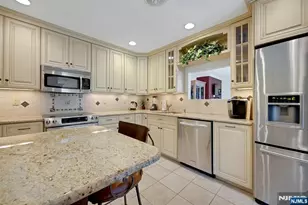 22 Hampton Ct 422, Washington Township, NJ 07676 - Photo 5