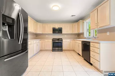 253 Warren Avenue, Fort Lee, NJ 07024 - Photo 5