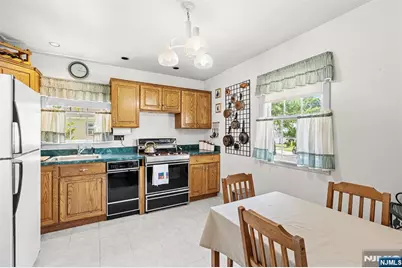 5 Oakwood Terrace, Bloomingdale, NJ 07403 - Photo 9