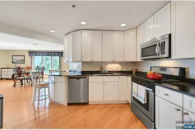 45 Legend Hills Drive, Edgewater, NJ 07020 - Photo 15