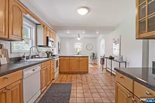 566 Barnett Pl, Ridgewood, NJ 07450 - Photo 5