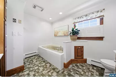 374 Diamond Bridge Avenue, Hawthorne, NJ 07506 - Photo 17