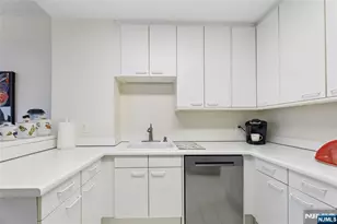 100 Carlyle Dr 5Hs, Cliffside Park, NJ 07010 - Photo 17