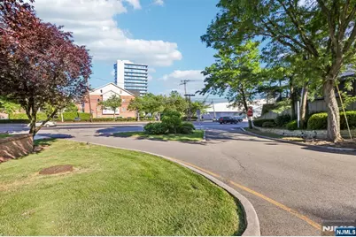 100 Crown Court 471 #471, Edgewater, NJ 07020 - Photo 33