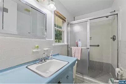 384 Rutland Avenue, Teaneck Township, NJ 07666 - Photo 15