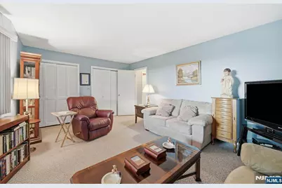 88 Metro Vista Drive, Hawthorne, NJ 07506 - Photo 9