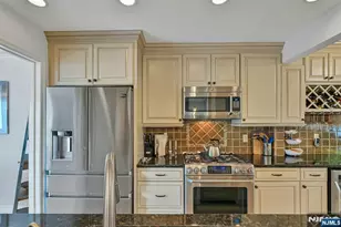 9 Yorkview Dr A3, Edgewater, NJ 07020 - Photo 11