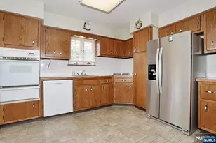 140 Carlyle Ct, Carlstadt, NJ 07072 - Photo 9