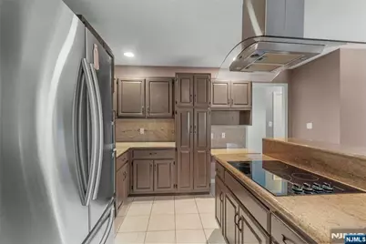 300 Gorge Road 2 #2, Cliffside Park, NJ 07010 - Photo 5