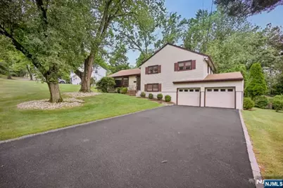 19 Bear Brook Lane, Livingston, NJ 07039 - Photo 3