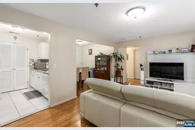 428 Grand Avenue 2C #2C, Palisades Park, NJ 07650 - Photo 5