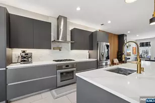 282 Roslyn Ct 282X, West New York, NJ 07093 - Photo 17