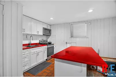 1068 Anderson Avenue, Fort Lee, NJ 07024 - Photo 21