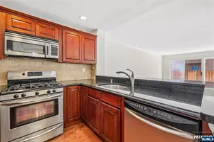 302 Chase Ct 302, Edgewater, NJ 07020 - Photo 9
