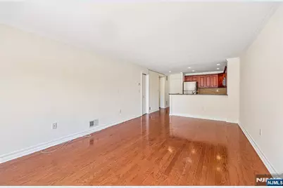 302 Chase Court 302 #302, Edgewater, NJ 07020 - Photo 5