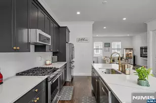 68 Parkside Ln 68, Teaneck Township, NJ 07666 - Photo 7