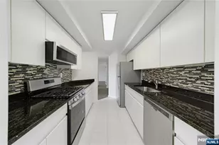 405 Williams Ct 405, Edgewater, NJ 07020 - Photo 13