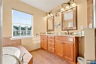 140 Blue Heron Dr, Secaucus, NJ 07094 - Photo 15