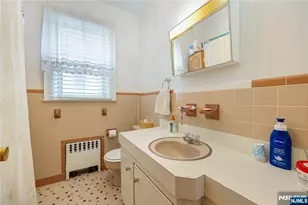 829 Roosevelt Ave, Secaucus, NJ 07094 - Photo 15