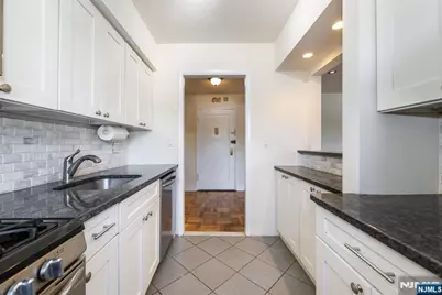 2333 Hudson Terrace A4 #A4, Fort Lee, NJ 07024 - Photo 17