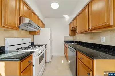280 Undercliff Avenue 7 #7, Edgewater, NJ 07020 - Photo 7