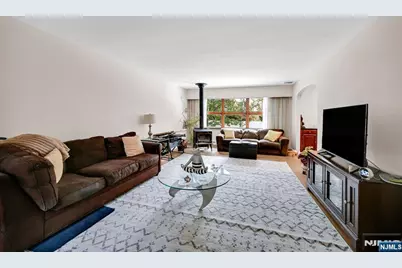 1061 Roosevelt Avenue, New Milford, NJ 07646 - Photo 9