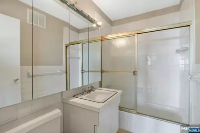 2000 Linwood Avenue 23X #23X, Fort Lee, NJ 07024 - Photo 13