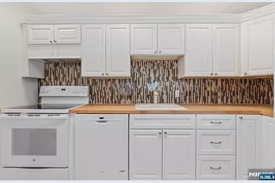 300 Gorge Road 25 #25, Cliffside Park, NJ 07010 - Photo 7