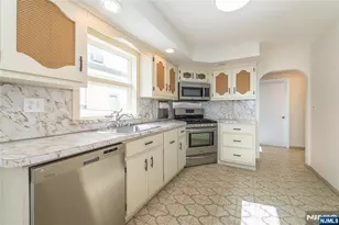 271 Travers Pl, Lyndhurst Township, NJ 07071 - Photo 5